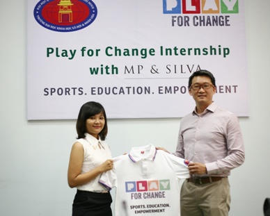 Play for Change trao tặng khóa thực tập mới cho sinh viên Việt Nam